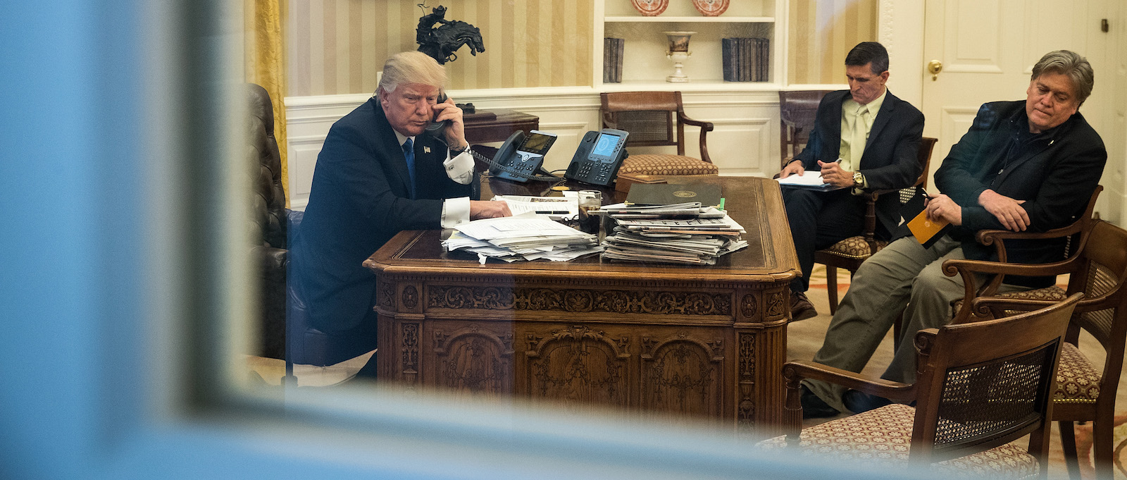Дональд Трамп говорит по телефону в Белом доме